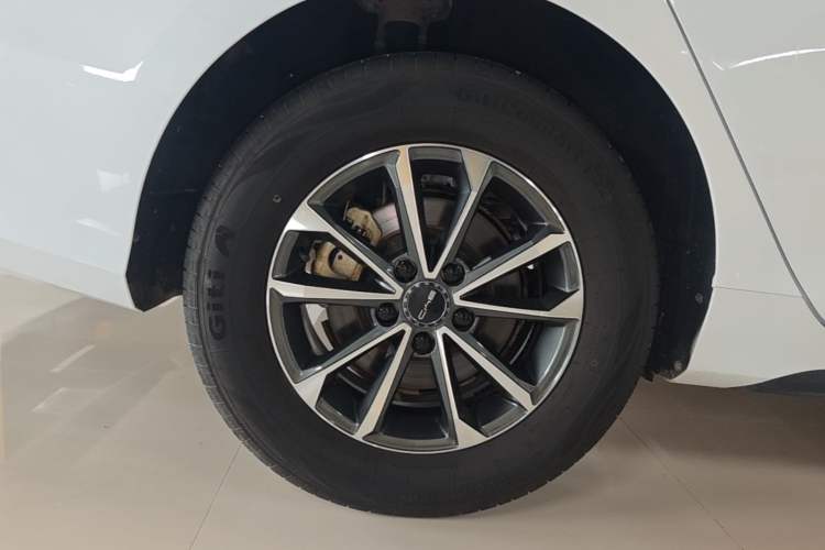 Used BYD Destroyer 05 2024 HONOR Edition DM-i 55KM Luxury Model Right Rear Wheel Hub