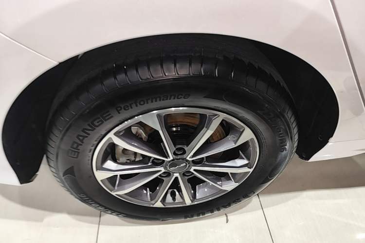 Used BYD Destroyer 05 2024 HONOR Edition DM-i 55KM Luxury Model Right Rear Wheel Hub