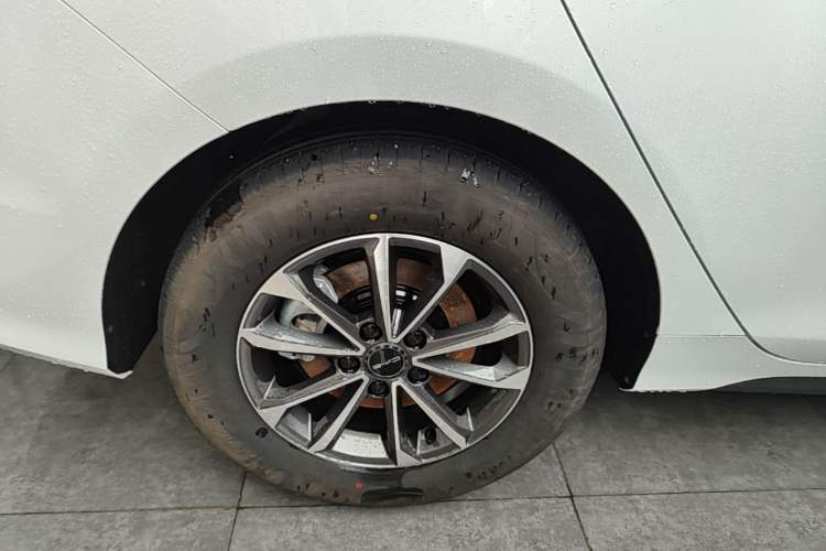 Used BYD Destroyer 05 2024 HONOR Edition DM-i 55KM Luxury Model Right Rear Wheel Hub