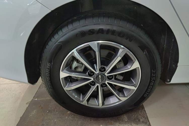 Used BYD Destroyer 05 2024 HONOR Edition DM-i 55KM Luxury Model Right Rear Wheel Hub