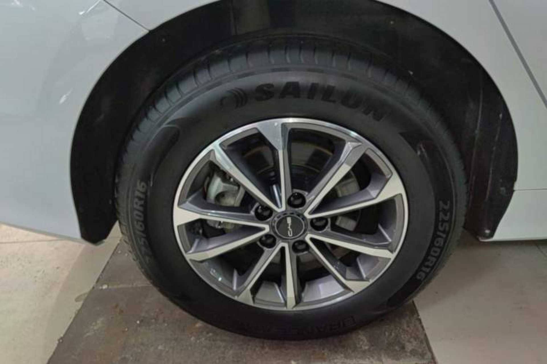 Used BYD Destroyer 05 2024 HONOR Edition DM-i 55KM Luxury Model Right Rear Wheel Hub