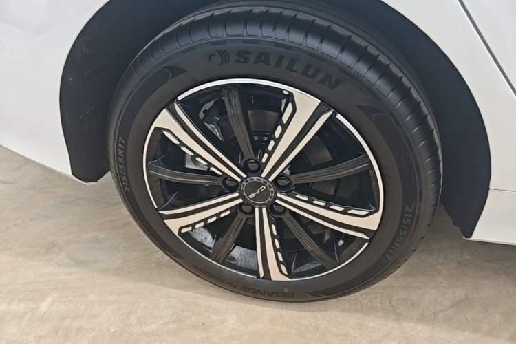 Used BYD Destroyer 05 2024 HONOR Edition DM-i 55KM Luxury Model Right Rear Wheel Hub
