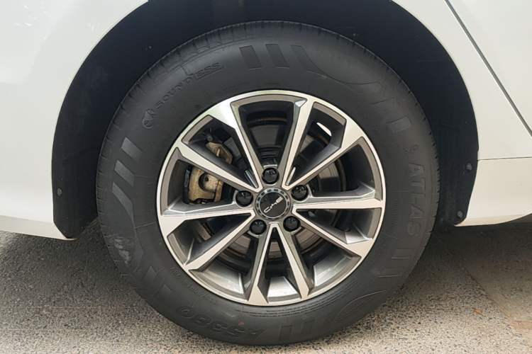 Used BYD Destroyer 05 2024 HONOR Edition DM-i 55KM Luxury Model Right Rear Wheel Hub