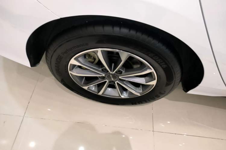 Used BYD Destroyer 05 2024 HONOR Edition DM-i 55KM Luxury Model Right Rear Wheel Hub