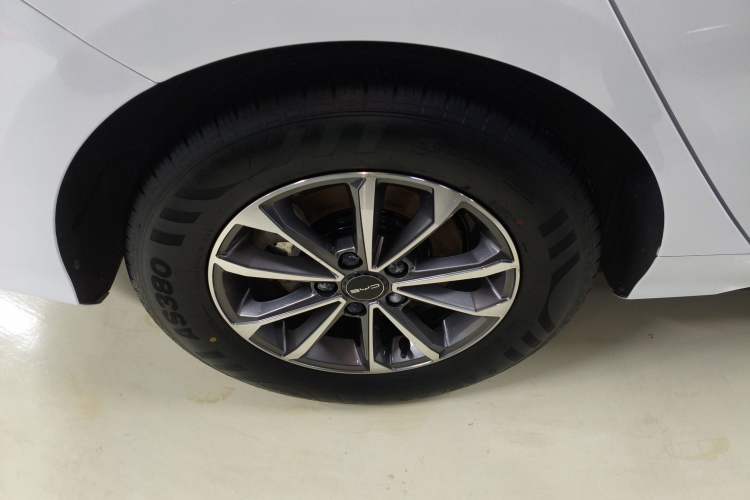Used BYD Destroyer 05 2024 HONOR Edition DM-i 55KM Luxury Model Right Rear Wheel Hub