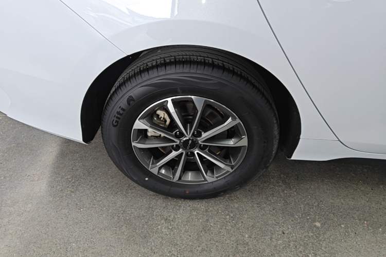 Used BYD Destroyer 05 2024 HONOR Edition DM-i 55KM Luxury Model Right Rear Wheel Hub