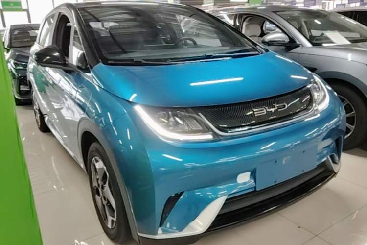 Used BYD Dolphin 2021 405 km Fashion Edition Front Right 45 Deg