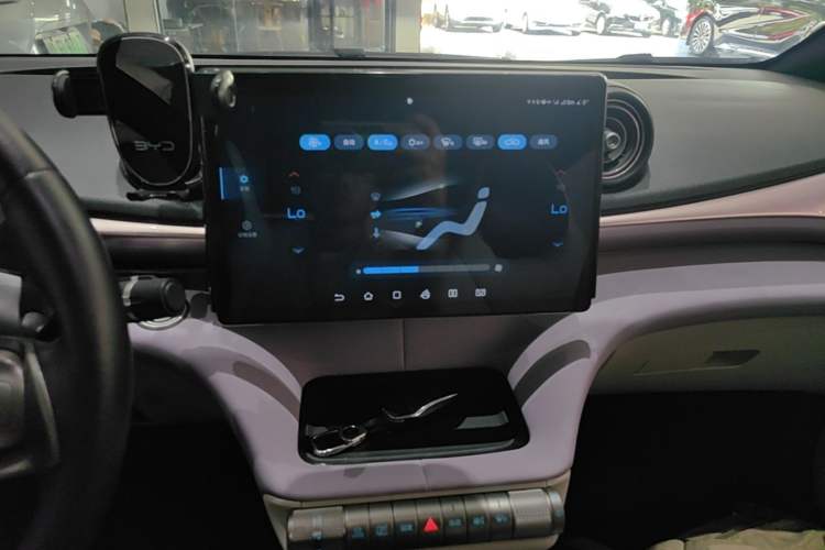 Used BYD Dolphin 2021 405 km Fashion Edition Audio And AC Panel