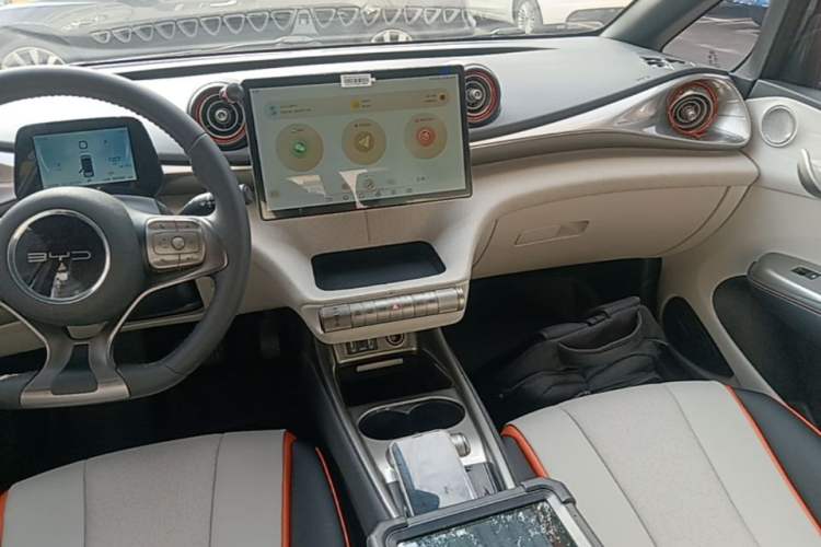 Used BYD Dolphin 2021 405 km Fashion Edition Audio And AC Panel