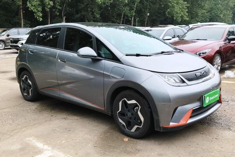 Used BYD Dolphin 2021 405 km Fashion Edition Front Right 45 Deg
