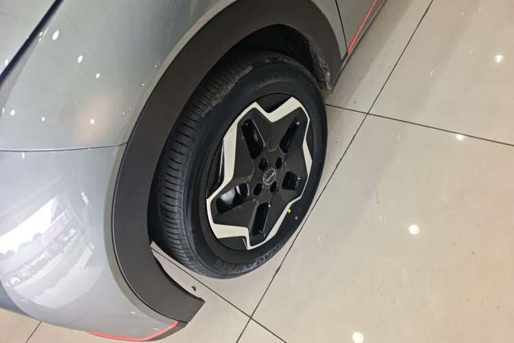 Used BYD Dolphin 2021 405 km Fashion Edition Left Front Wheel Hub