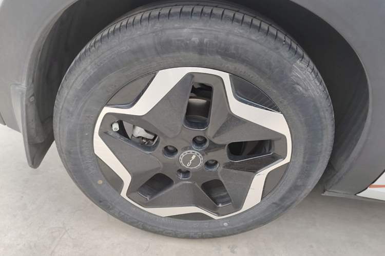 Used BYD Dolphin 2021 405 km Fashion Edition Right Rear Wheel Hub