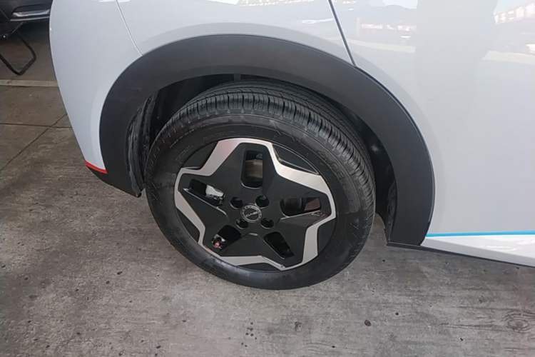 Used BYD Dolphin 2021 405 km Fashion Edition Right Rear Wheel Hub