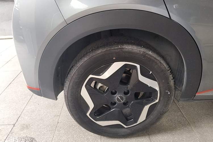 Used BYD Dolphin 2021 405 km Fashion Edition Right Rear Wheel Hub