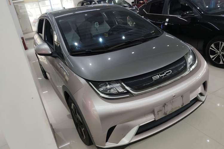 Used BYD Dolphin 2021 405 km Fashion Edition Front Right 45 Deg