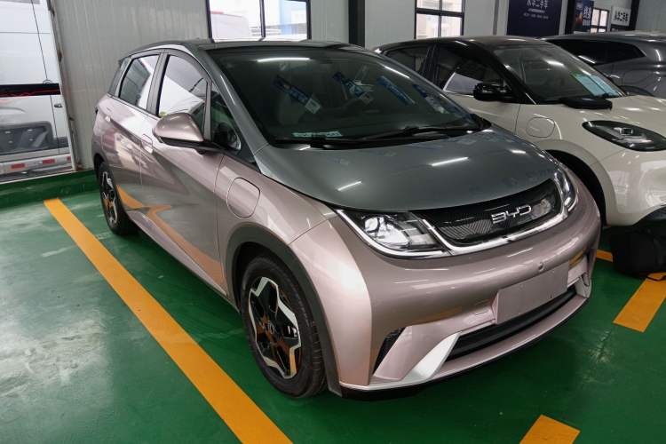 Used BYD Dolphin 2021 405 km Fashion Edition Front Right 45 Deg