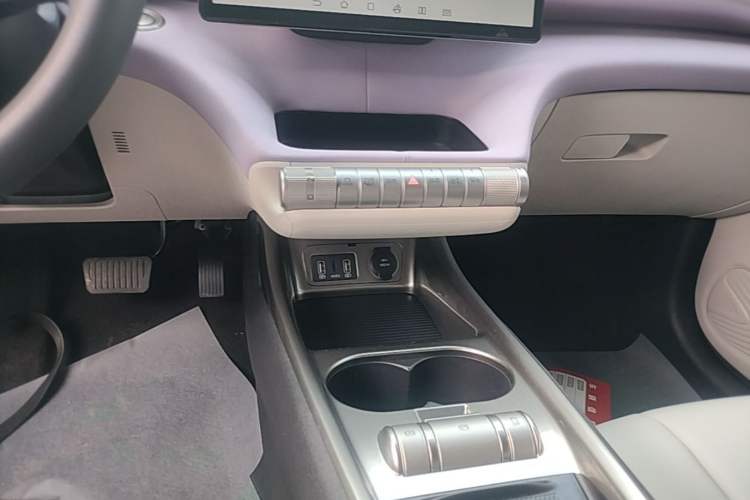 Used BYD Dolphin 2021 405 km Fashion Edition Gear Lever