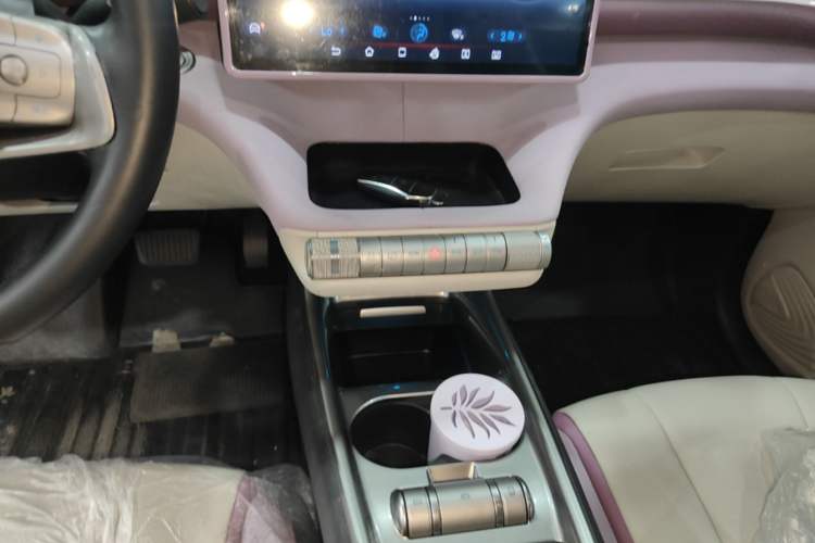 Used BYD Dolphin 2021 405 km Fashion Edition Gear Lever