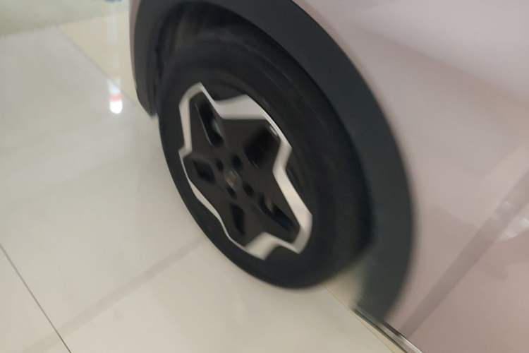 Used BYD Dolphin 2021 405 km Fashion Edition Left Front Wheel Hub