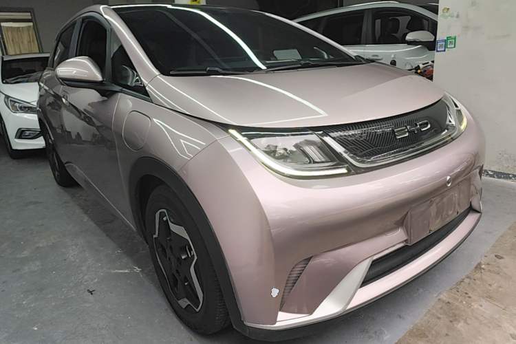 Used BYD Dolphin 2021 405 km Fashion Edition Front Right 45 Deg