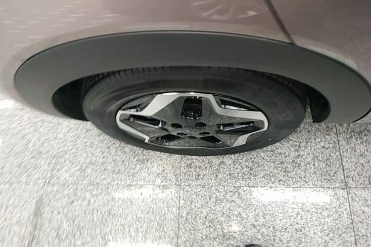 Used BYD Dolphin 2021 405 km Fashion Edition Right Rear Wheel Hub