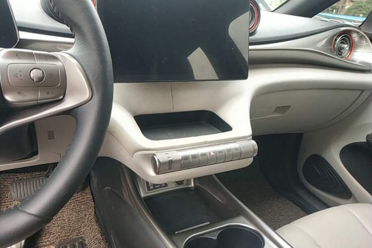 Used BYD Dolphin 2021 405 km Fashion Edition Audio And AC Panel