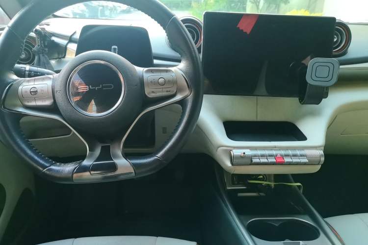 Used BYD Dolphin 2021 405 km Fashion Edition Center Console