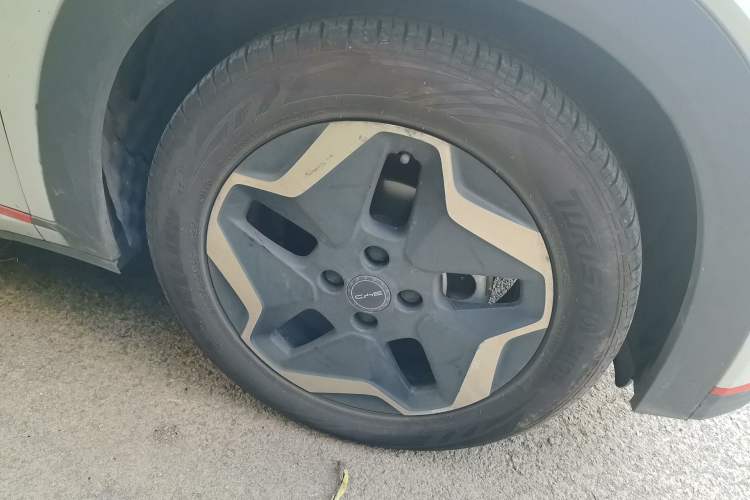 Used BYD Dolphin 2021 405 km Fashion Edition Right Front Wheel Hub