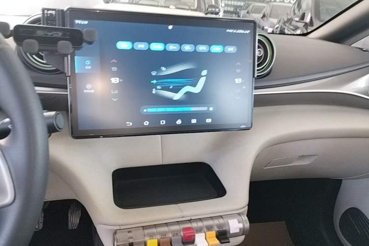 Used BYD Dolphin 2021 405 km Fashion Edition Audio And AC Panel