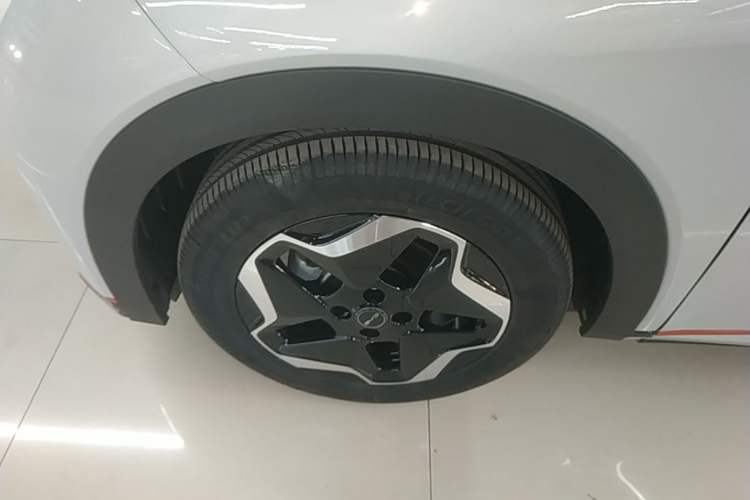 Used BYD Dolphin 2021 405 km Fashion Edition Left Front Wheel Hub