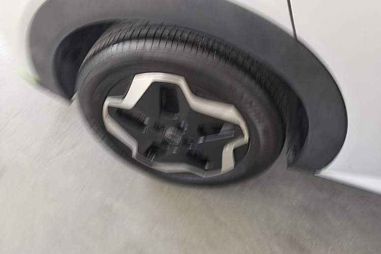 Used BYD Dolphin 2021 405 km Fashion Edition Right Rear Wheel Hub
