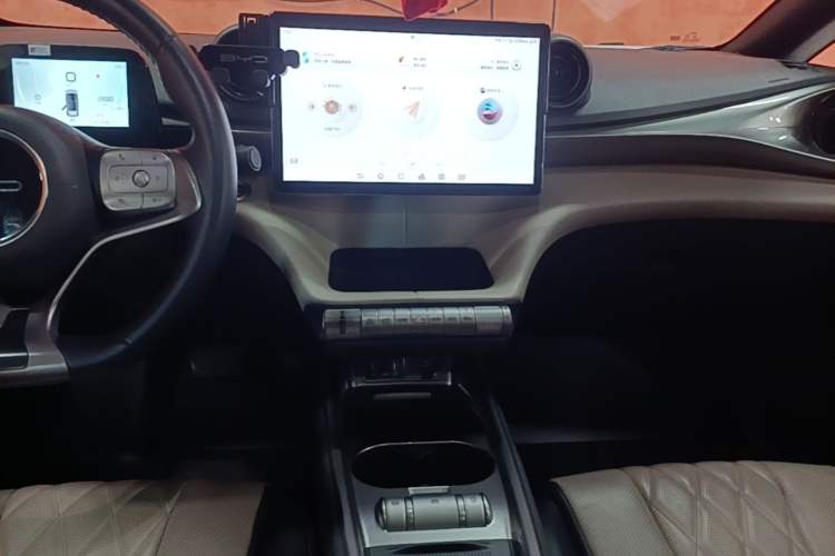 Used BYD Dolphin 2021 405 km Fashion Edition Audio And AC Panel