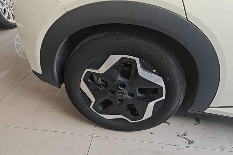 Used BYD Dolphin 2021 405 km Fashion Edition Right Rear Wheel Hub