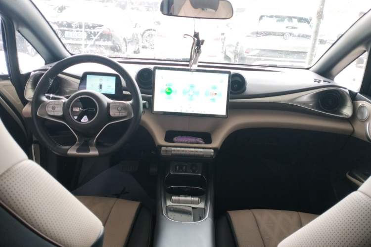 Used BYD Dolphin 2023 420 km Fashion Edition Center Console