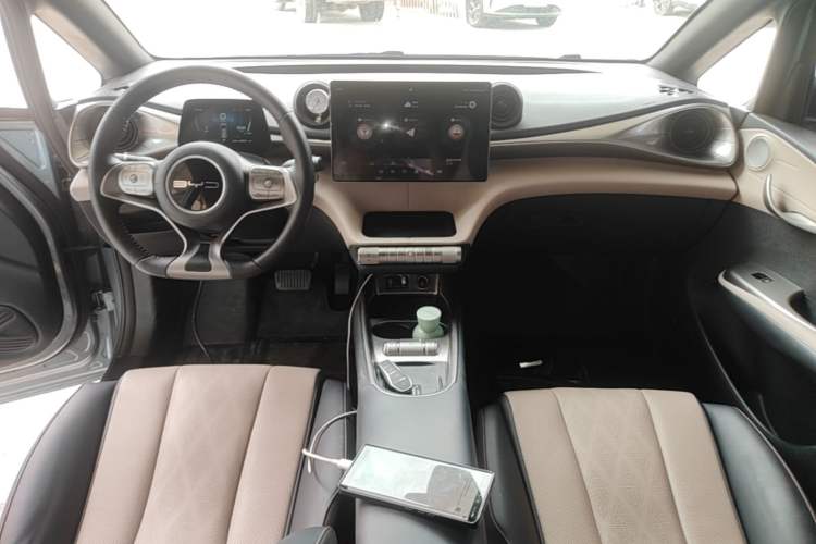 Used BYD Dolphin 2023 420 km Fashion Edition Center Console