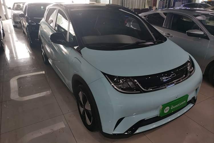 Used BYD Dolphin 2023 420 km Fashion Edition Front Right 45 Deg