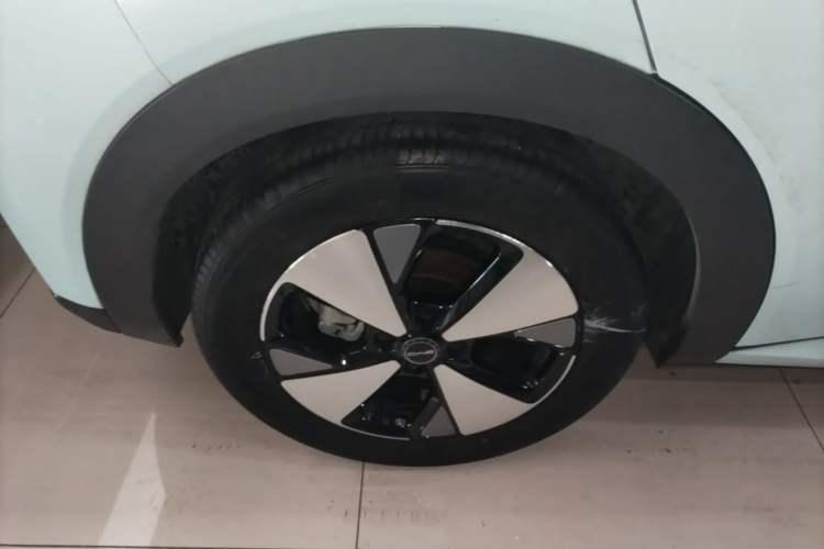 Used BYD Dolphin 2023 420 km Fashion Edition Right Rear Wheel Hub