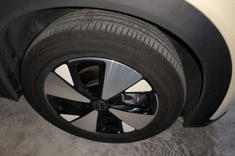 Used BYD Dolphin 2023 420 km Fashion Edition Right Front Wheel Hub