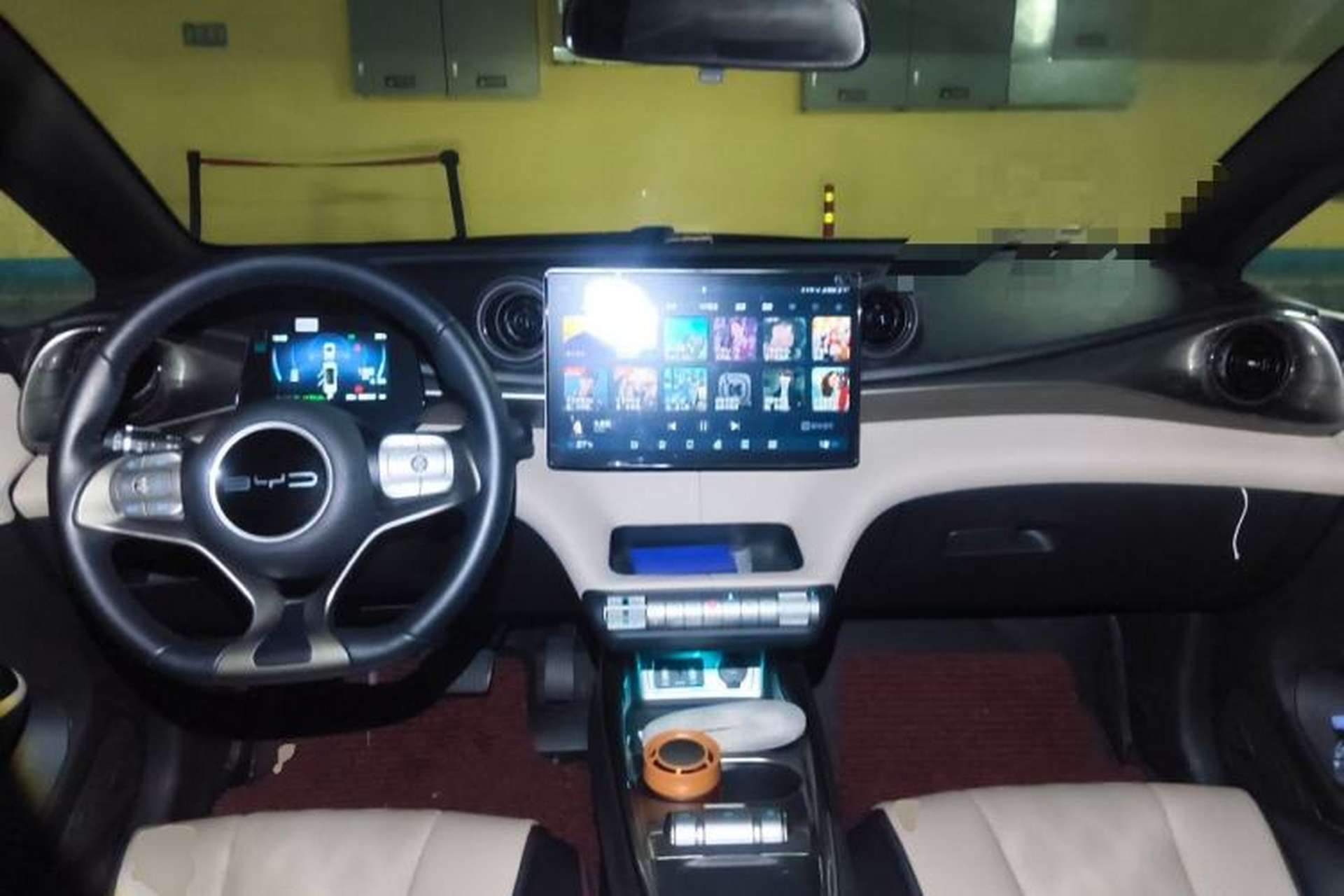 Used BYD Dolphin 2023 420 km Fashion Edition Center Console