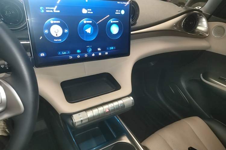 Used BYD Dolphin 2023 420 km Fashion Edition Audio And AC Panel