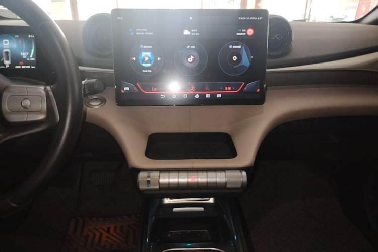 Used BYD Dolphin 2023 420 km Fashion Edition Audio And AC Panel