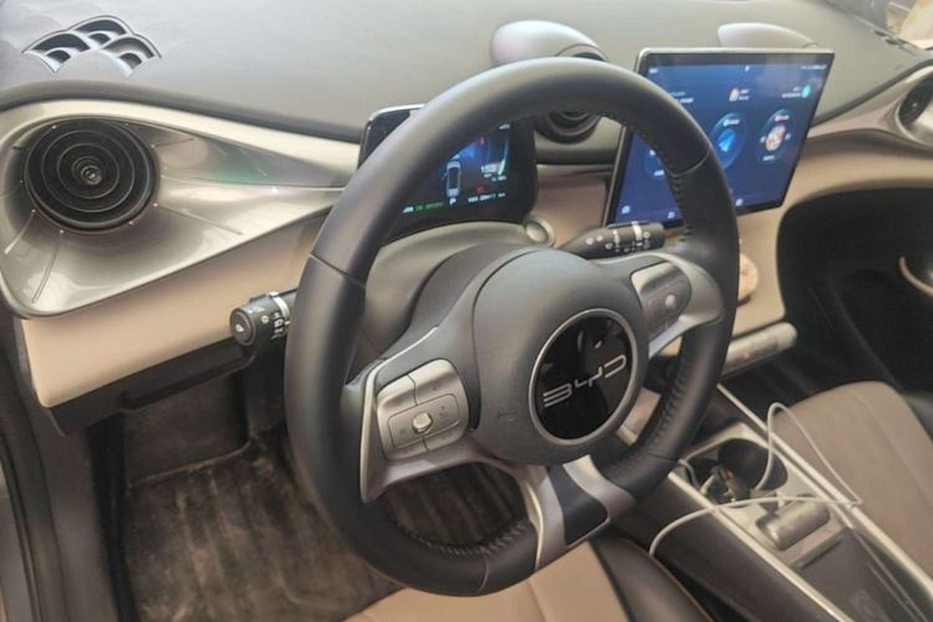 Used BYD Dolphin 2023 420 km Fashion Edition Center Console