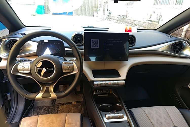 Used BYD Dolphin 2023 420 km Fashion Edition Center Console