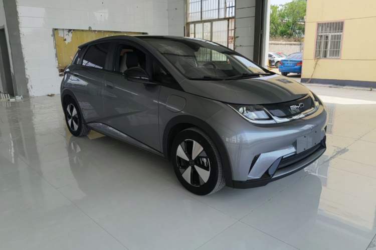 Used BYD Dolphin 2023 420 km Fashion Edition Front Right 45 Deg
