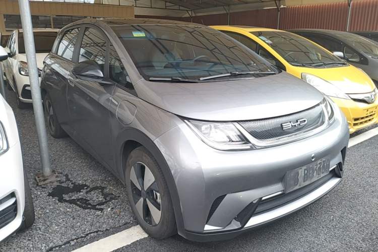 Used BYD Dolphin 2023 420 km Fashion Edition Front Right 45 Deg