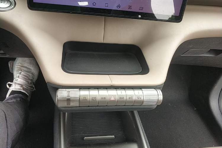 Used BYD Dolphin 2023 420 km Fashion Edition Gear Lever