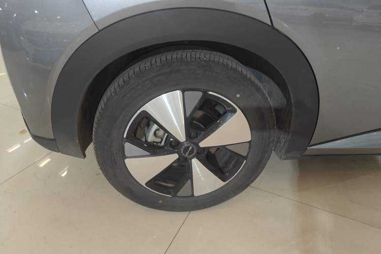 Used BYD Dolphin 2023 420 km Fashion Edition Right Rear Wheel Hub