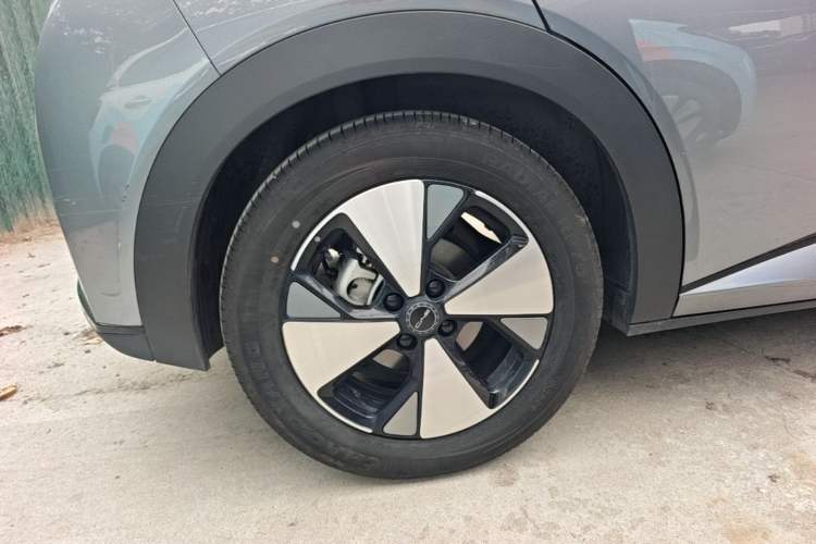 Used BYD Dolphin 2023 420 km Fashion Edition Right Rear Wheel Hub