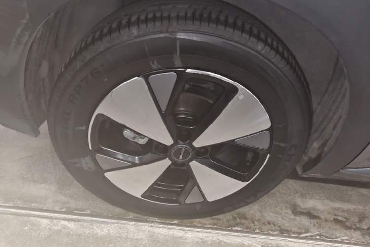 Used BYD Dolphin 2023 420 km Fashion Edition Right Rear Wheel Hub