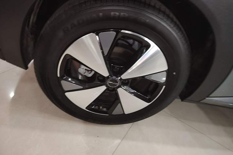 Used BYD Dolphin 2023 420 km Fashion Edition Right Rear Wheel Hub